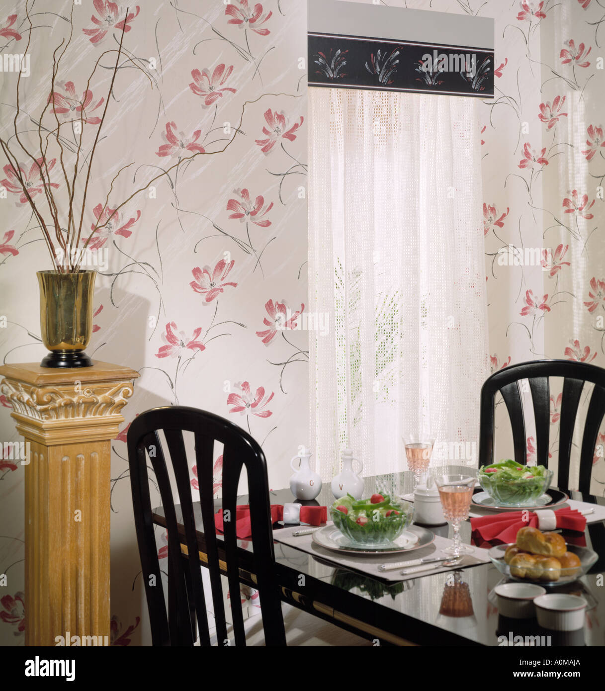 Papel tapiz interior sala de estar comedor cocina comedor mesa de esquina  para dos bebidas alimentos ensalada cortinas Bon Appétit Fotografía de  stock - Alamy