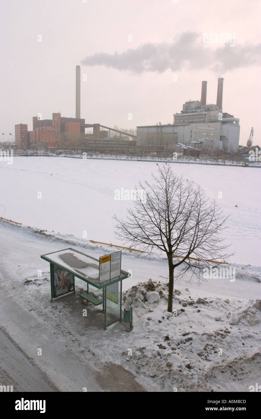 Unidad de Hanasaari B y la antigua unidad de centrales térmicas de carbón por la noche visto desde Sörnäisten rantatie, Helsinki, Finlandia Foto de stock