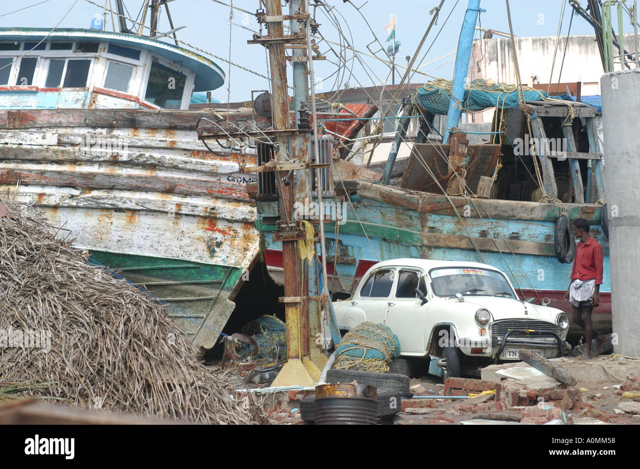 Los daños a las embarcaciones por desastres naturales terremoto Tsunami en mar piso Velankanni Nagapattinum Tamil Nadu Océano Índico India Asia Foto de stock
