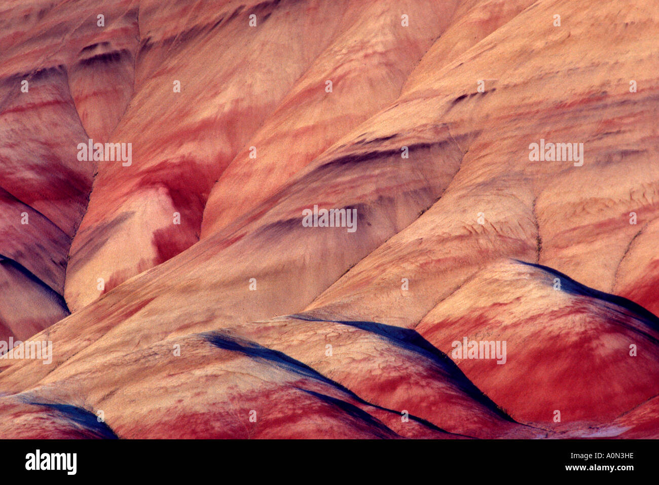 Cerros pintados John Día yacimientos fósiles Monumento Nacional de Oregon Oriental usa colores cambian con el tiempo del día clima contenido de humedad Foto de stock