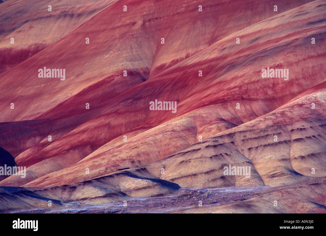 Cerros pintados John Día yacimientos fósiles Monumento Nacional de Oregon Oriental usa colores cambian con el tiempo del día clima contenido de humedad Foto de stock