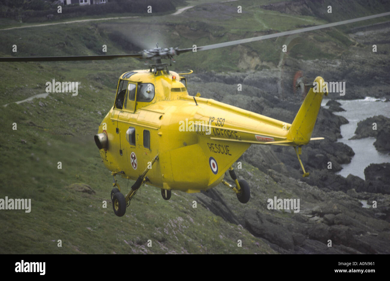 Westland Torbellino RAF Aire helicóptero de rescate marítimo en un vuelo de entrenamiento más holgadas, Croyde Bay, Devon. Foto de stock