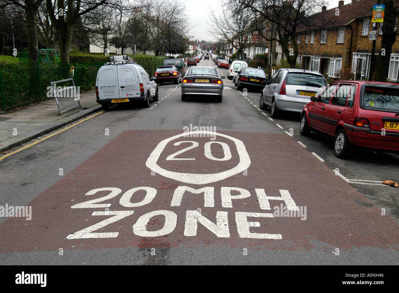 20 mph de velocidad zona restringida en calle residencial, Haringey, Londres, Inglaterra, Reino Unido. Foto de stock