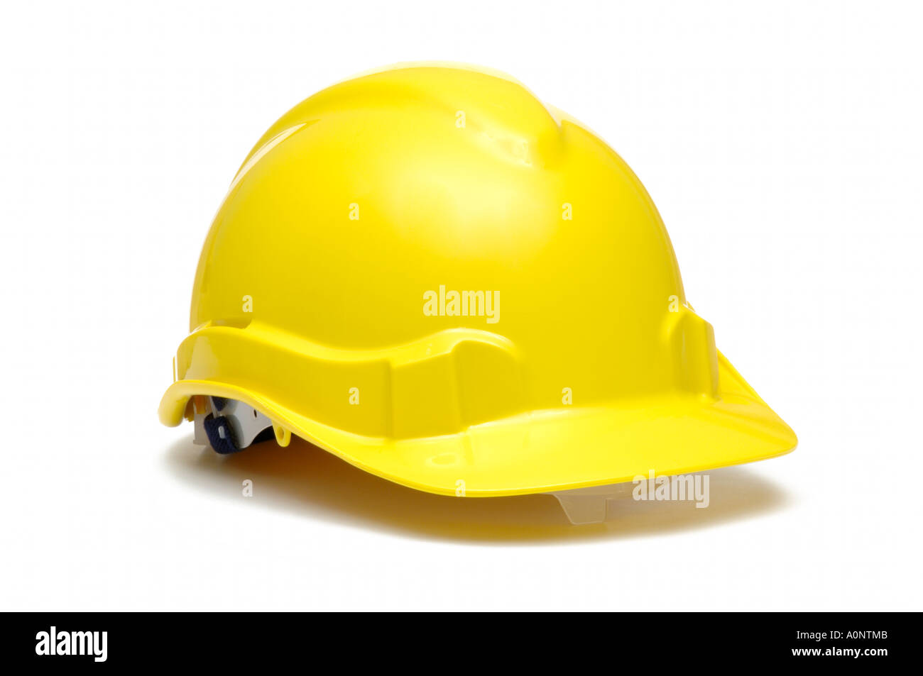 Casco de protección amarillo o un casco sobre fondo blanco. Foto de stock