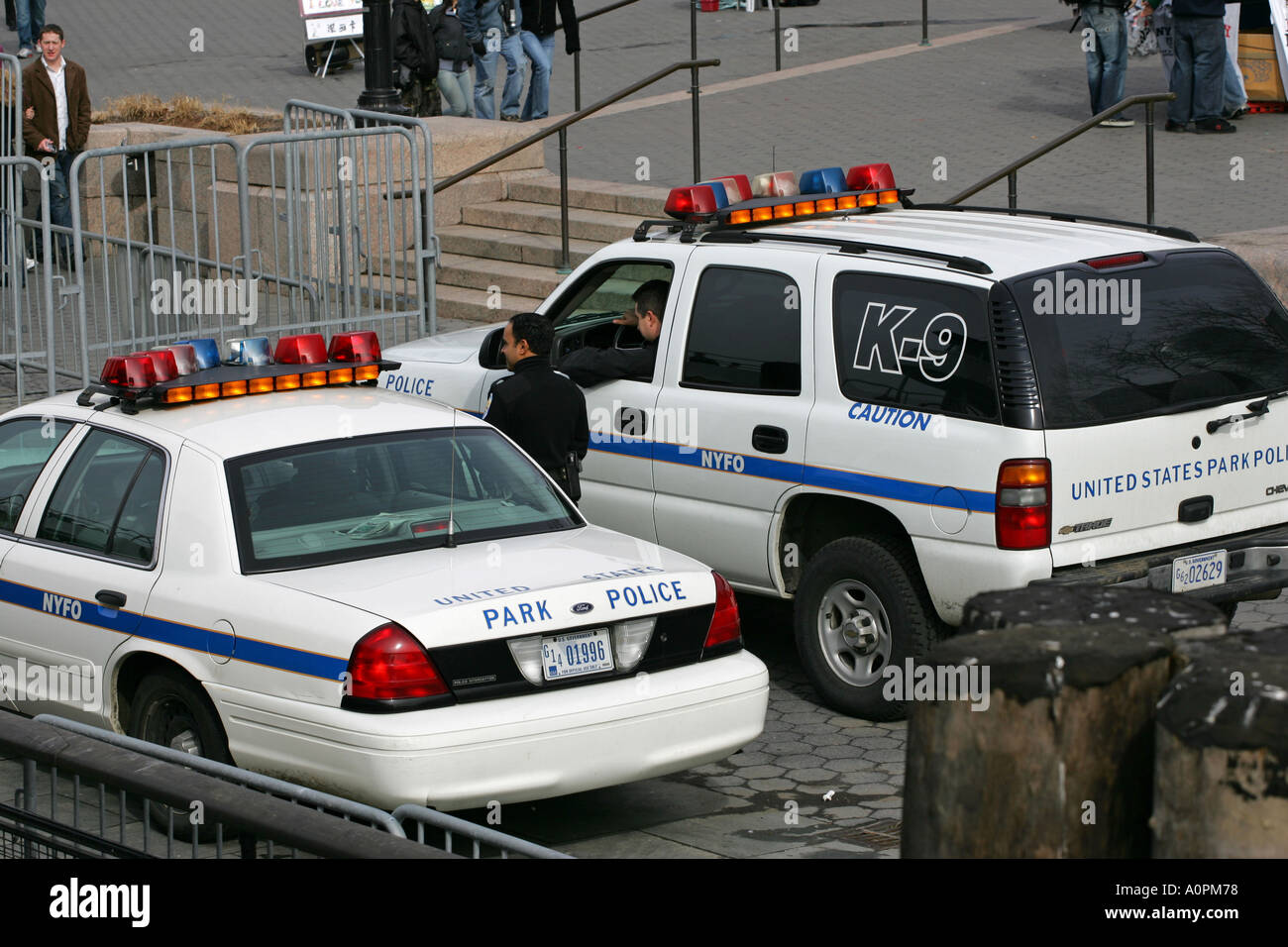 Oficial de Policía de Nueva York forman el perro k9 Departamento charlas a un Guardaparques oficial en la Liberty Island Ferry Point NYC USA Foto de stock
