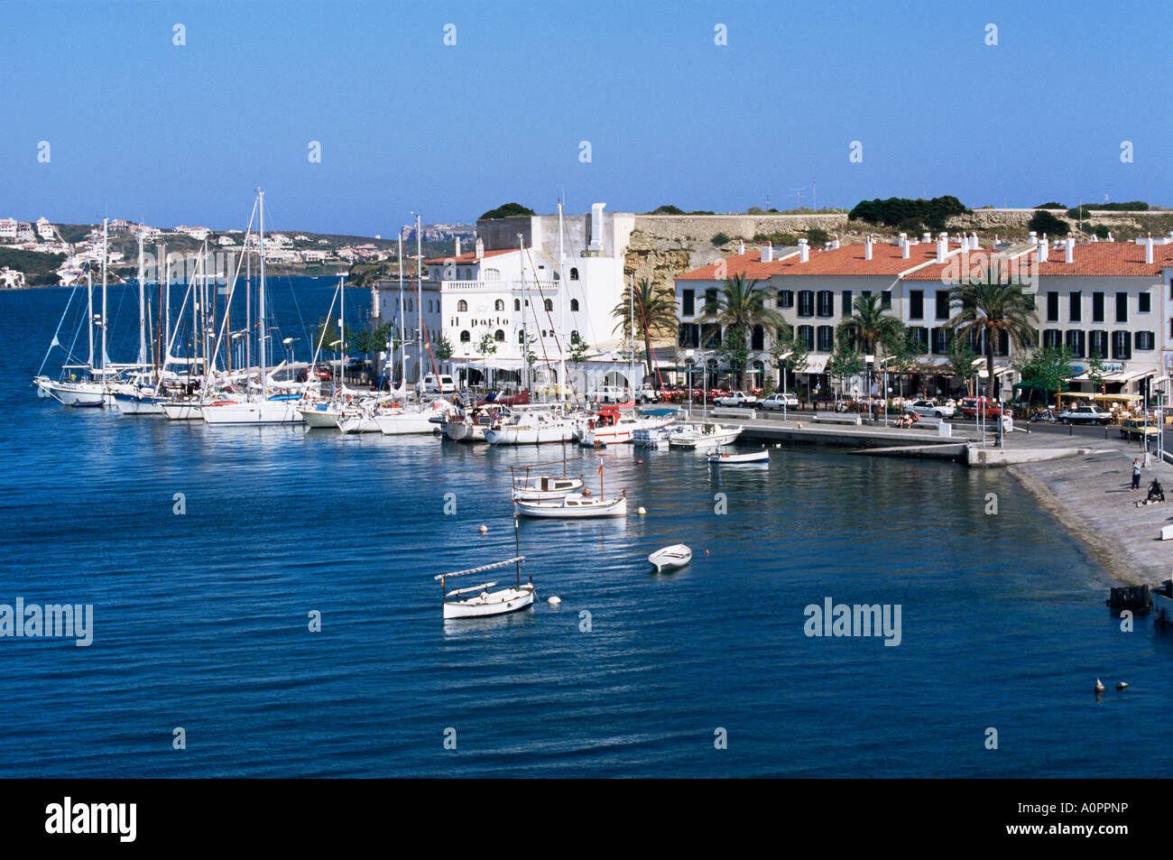 El puerto y el puerto de yates en Mahón Menorca Islas Baleares España Europa Mediterránea Foto de stock
