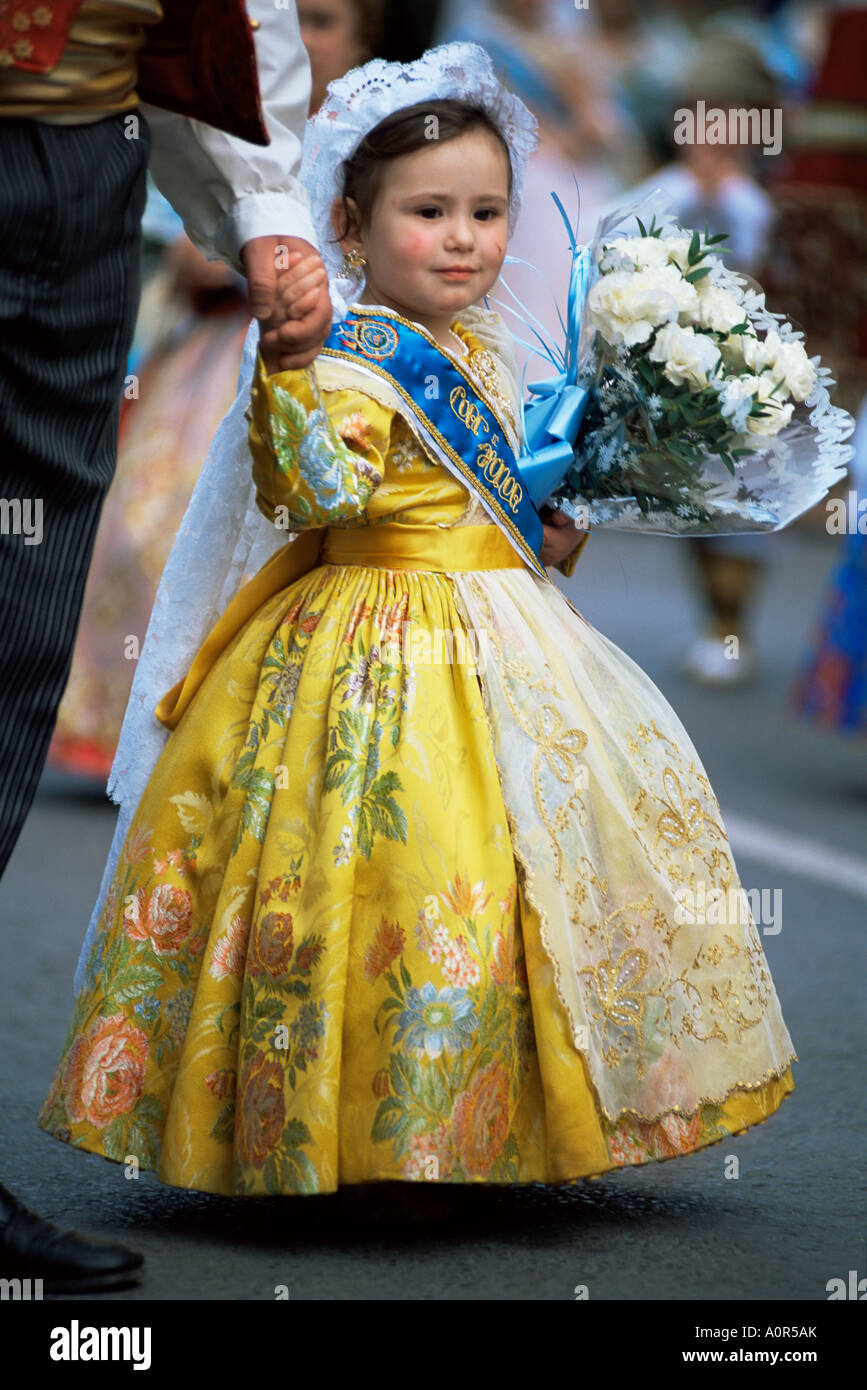 Niña en procesión de Falleros durante la Fiesta de las Fallas Valencia  España Europa Fotografía de stock - Alamy