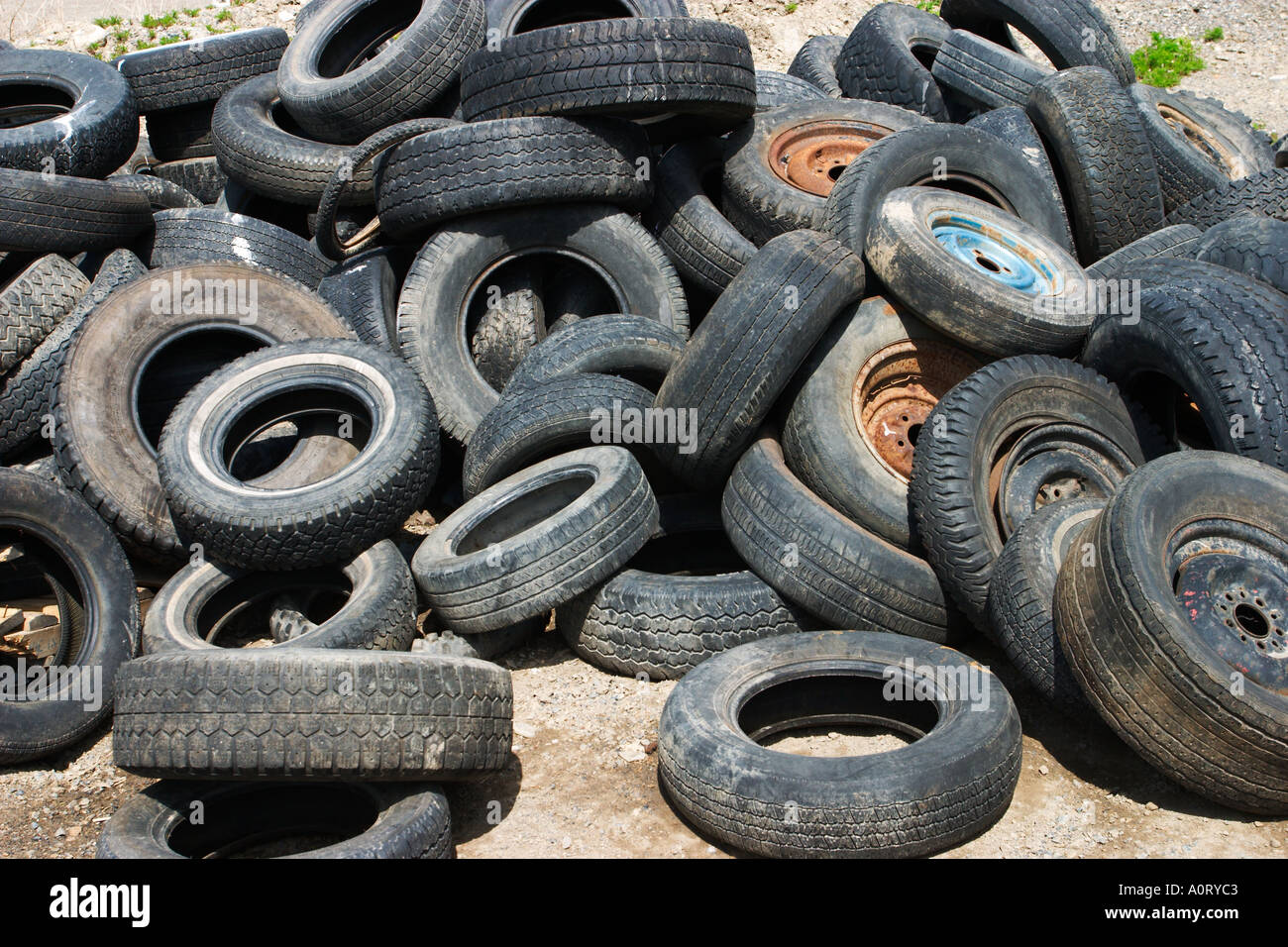 Montón de neumáticos de coche neumáticos desechados en un vertedero de  basura Fotografía de stock - Alamy