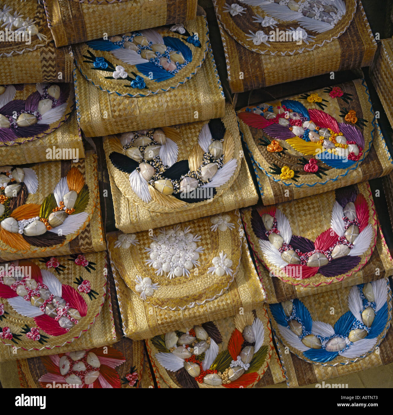Cierre de filas de la superposición de rafia tejida bolsos con coloridos  adornos de shell para la venta Freeport Bahamas Fotografía de stock - Alamy