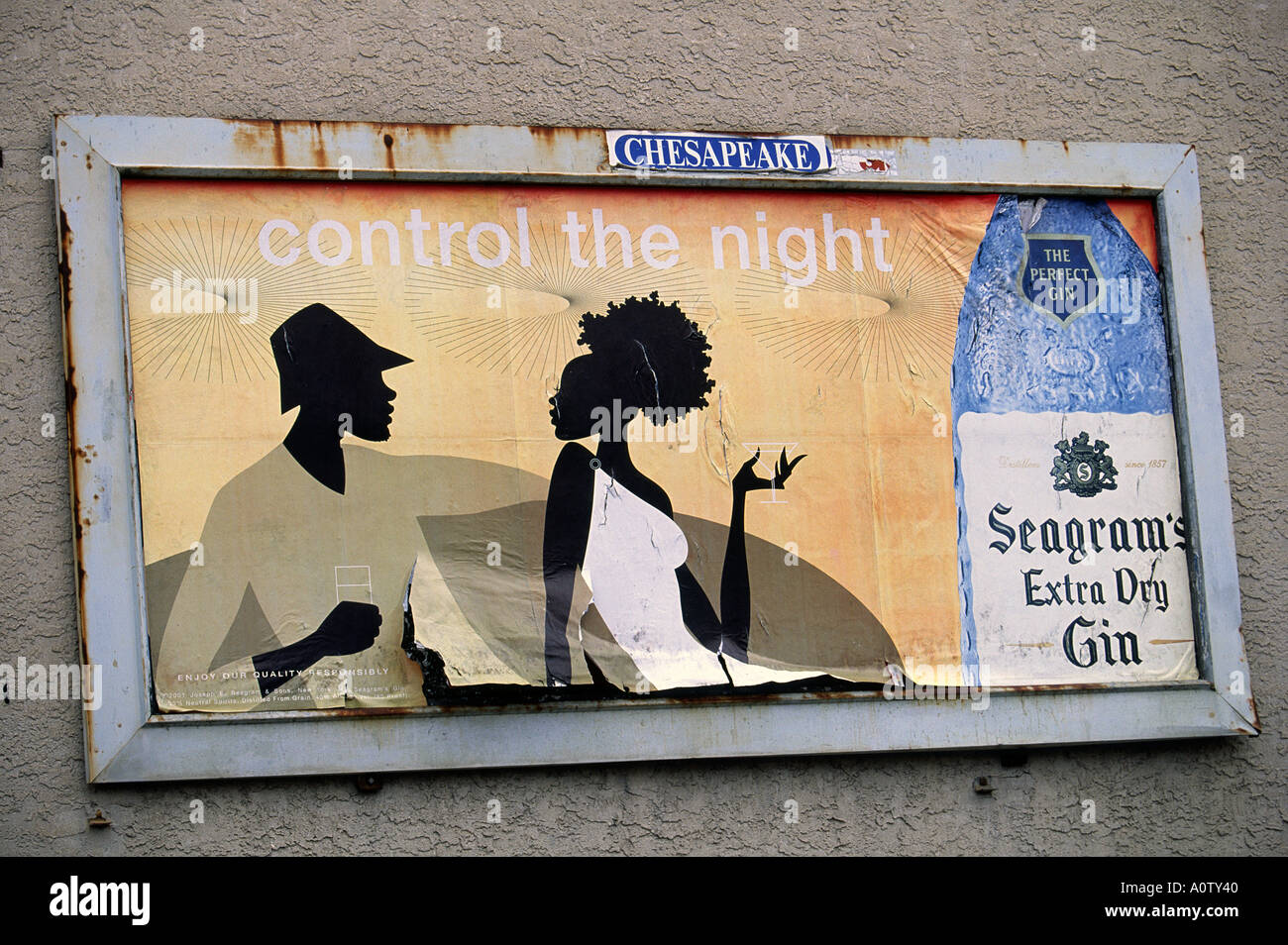 Publicidad dirigida por el alcohol en un barrio afroamericano Foto de stock