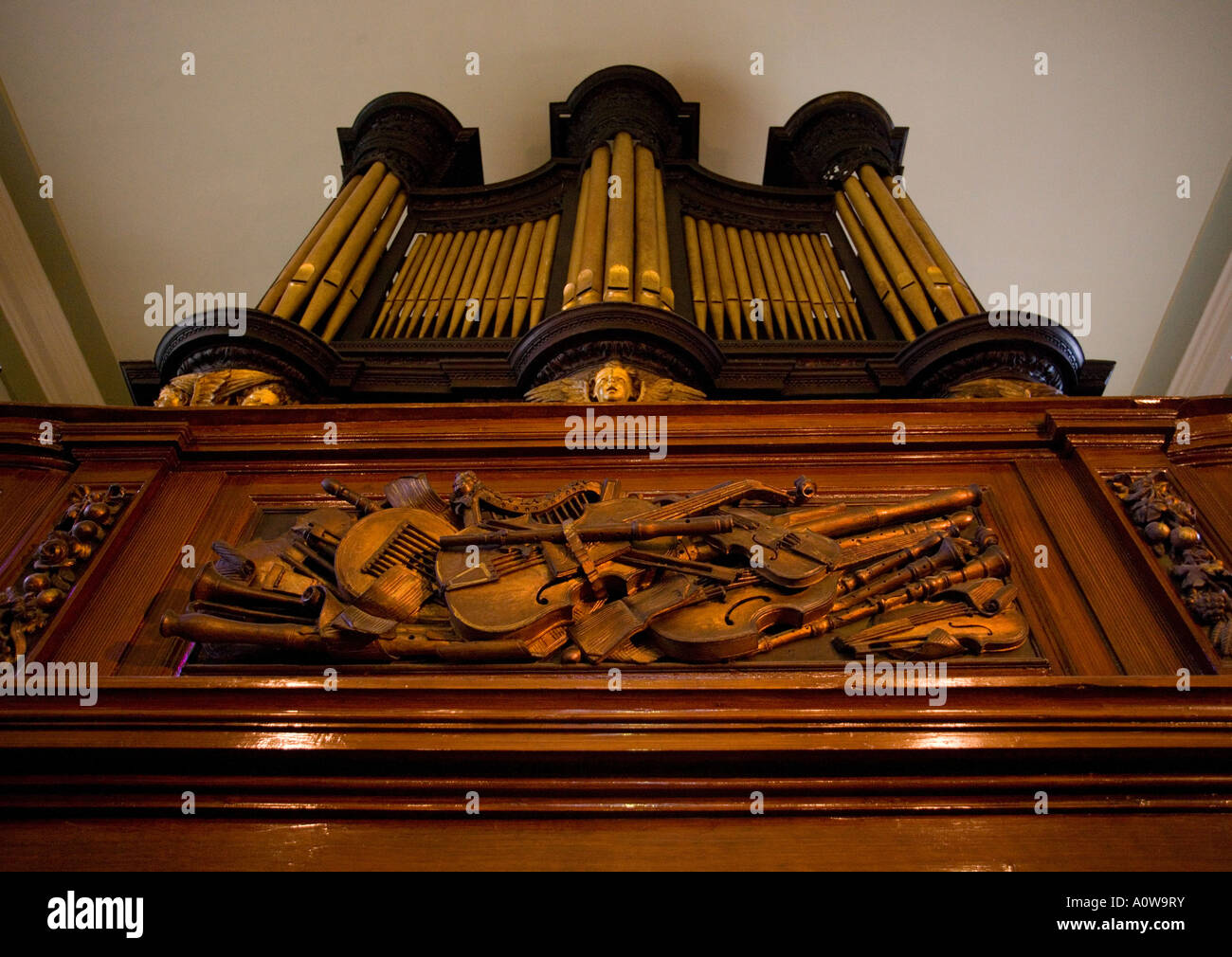 St Michans órgano de iglesia y tallado en madera de los instrumentos musicales en Dublín Irlanda Foto de stock