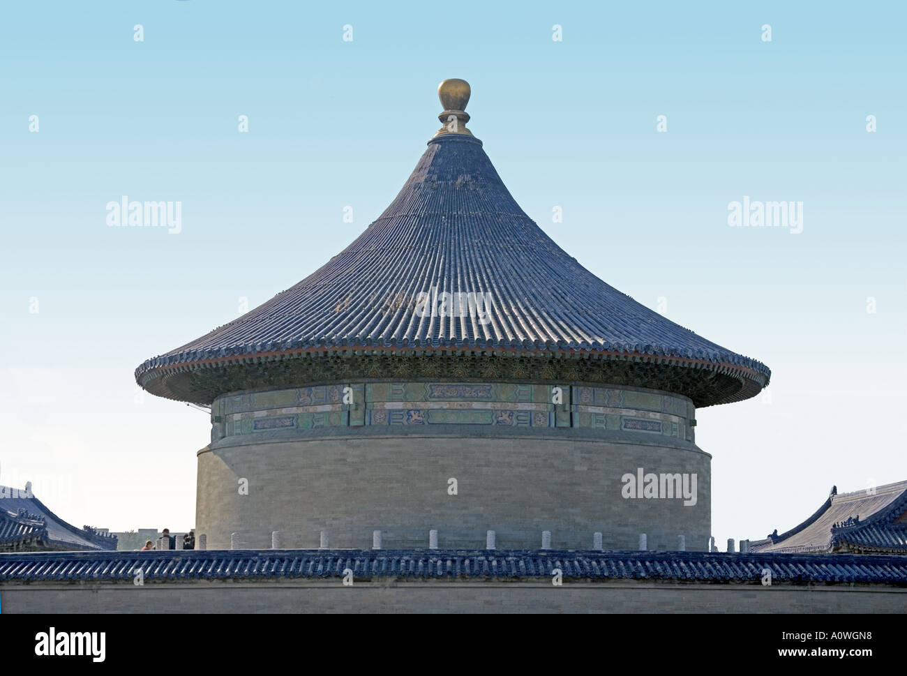 CHINA BEIJING La Ciudad Prohibida, también conocida como el Palacio Imperial o Gugong Esbozo de techo de estilo pagoda contra un cielo azul Foto de stock