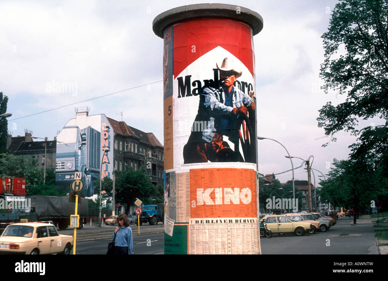(G.D.R.) Berlín Alemania, Cartel de publicidad al aire libre en el kiosco de calle 'Marlboro Cigarrillos Cartel' Tabaco, publicidad internacional, 1989 Foto de stock