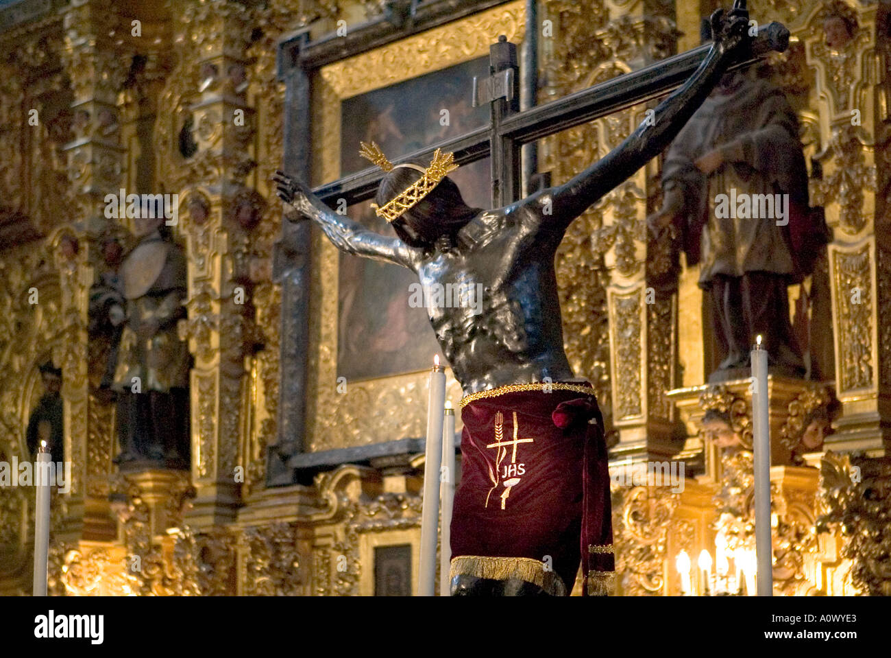 Cristo Negro figura delante de Jerónimo de Balbas altar de los Reyes