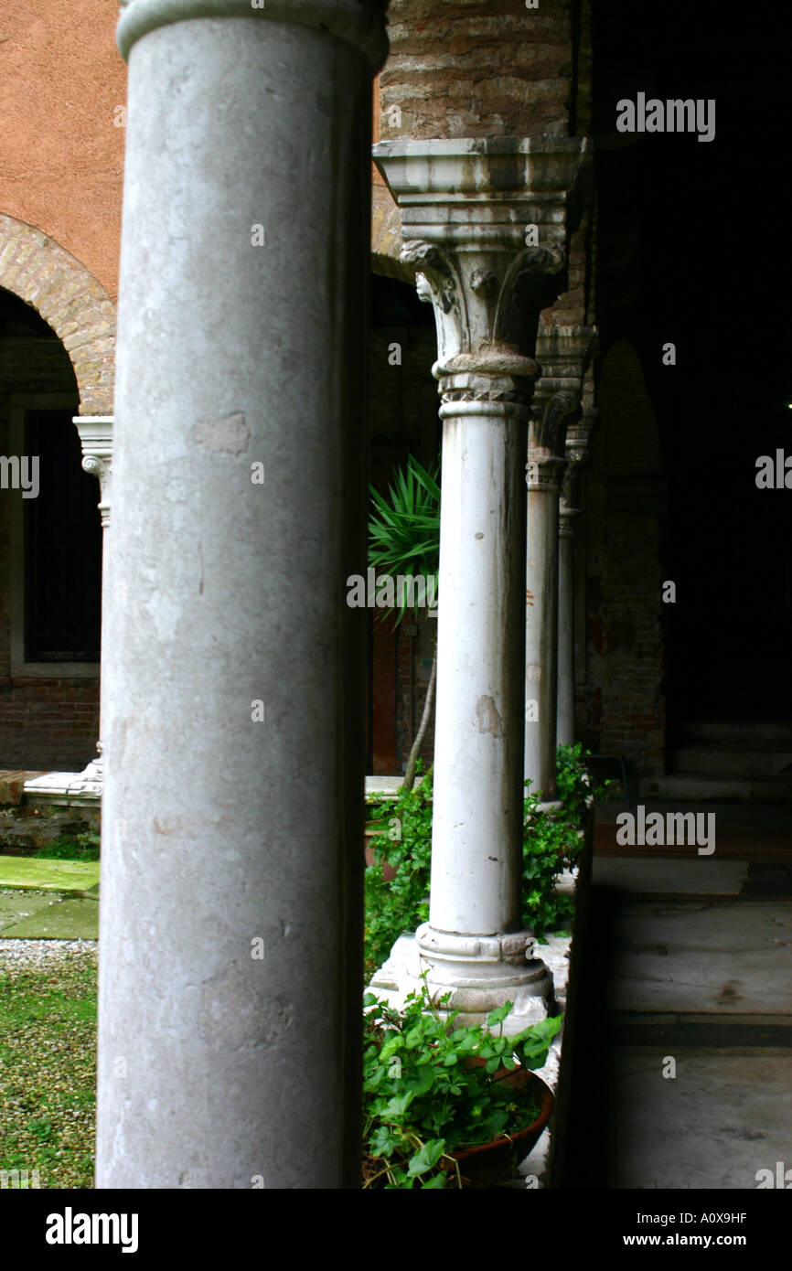 Iglesia de San Francesco della Vigna Venecia patio interior con columnas de piedra de Istria Foto de stock
