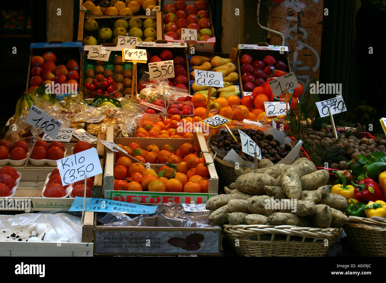 Caquis, los tomates, las papas y otras hortalizas y frutas para la venta en euros Foto de stock