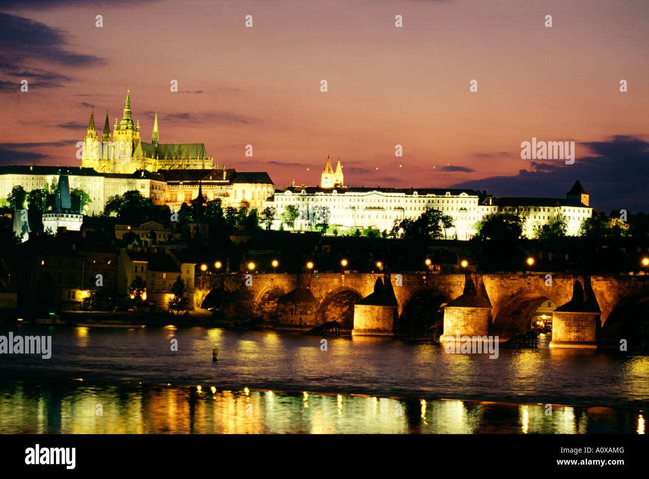 El Castillo de Praga y Puente de Carlos de Praga República Checa Europa Foto de stock