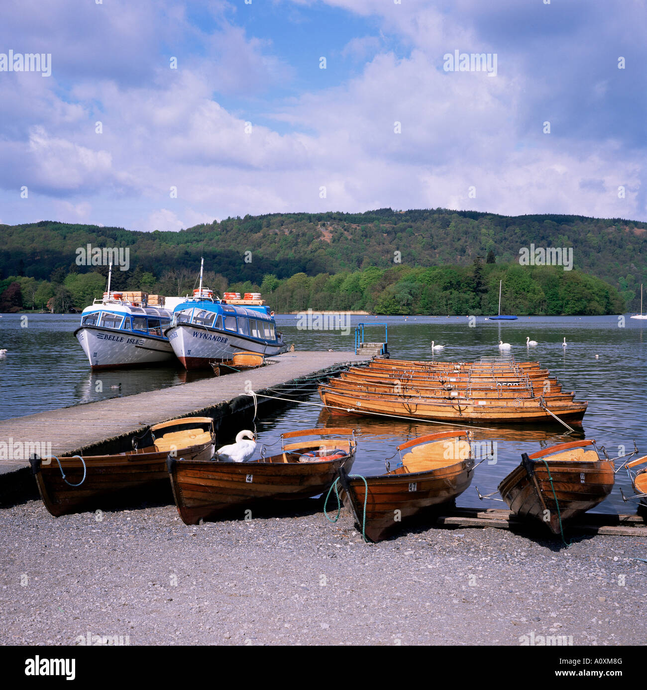 Barcos en Bowness On Windermere Belle Isle en el fondo Lake District Cumbria Reino Unido Europa Foto de stock
