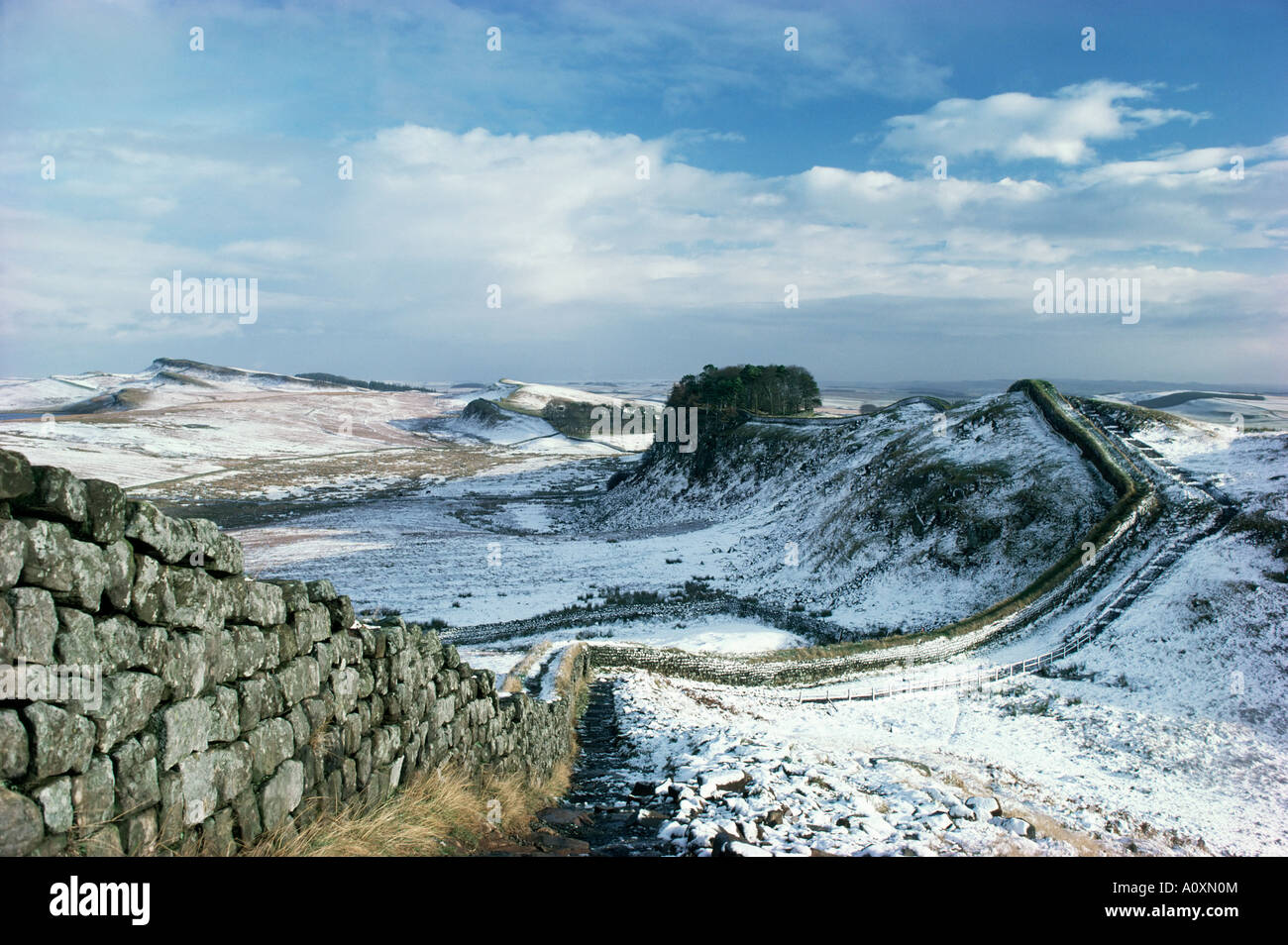 El Muro de Adriano, Sitio del Patrimonio Mundial de la UNESCO en paisaje nevado Northumberland, Inglaterra, Reino Unido Europa Foto de stock