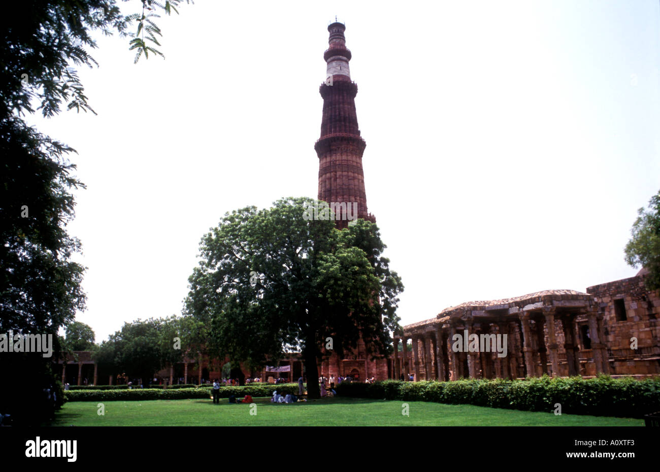 Qutb Minari, un símbolo del Islam y la celebración de la victoria sobre los Turcos en Delhi, India Foto de stock