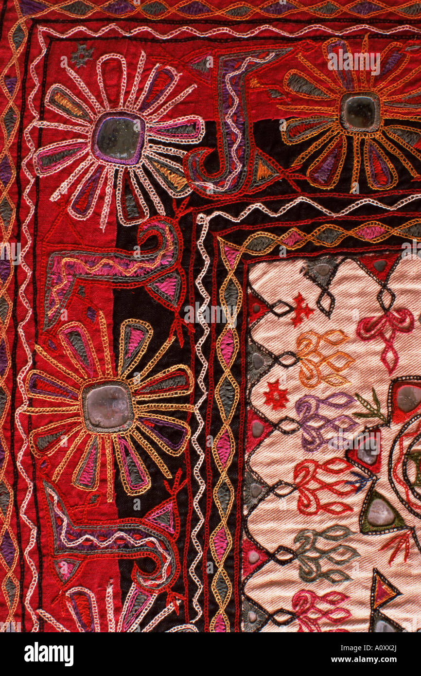 Rabari tribales tradicionales telas bordadas de Kutch del estado de Gujarat India Asia Foto de stock