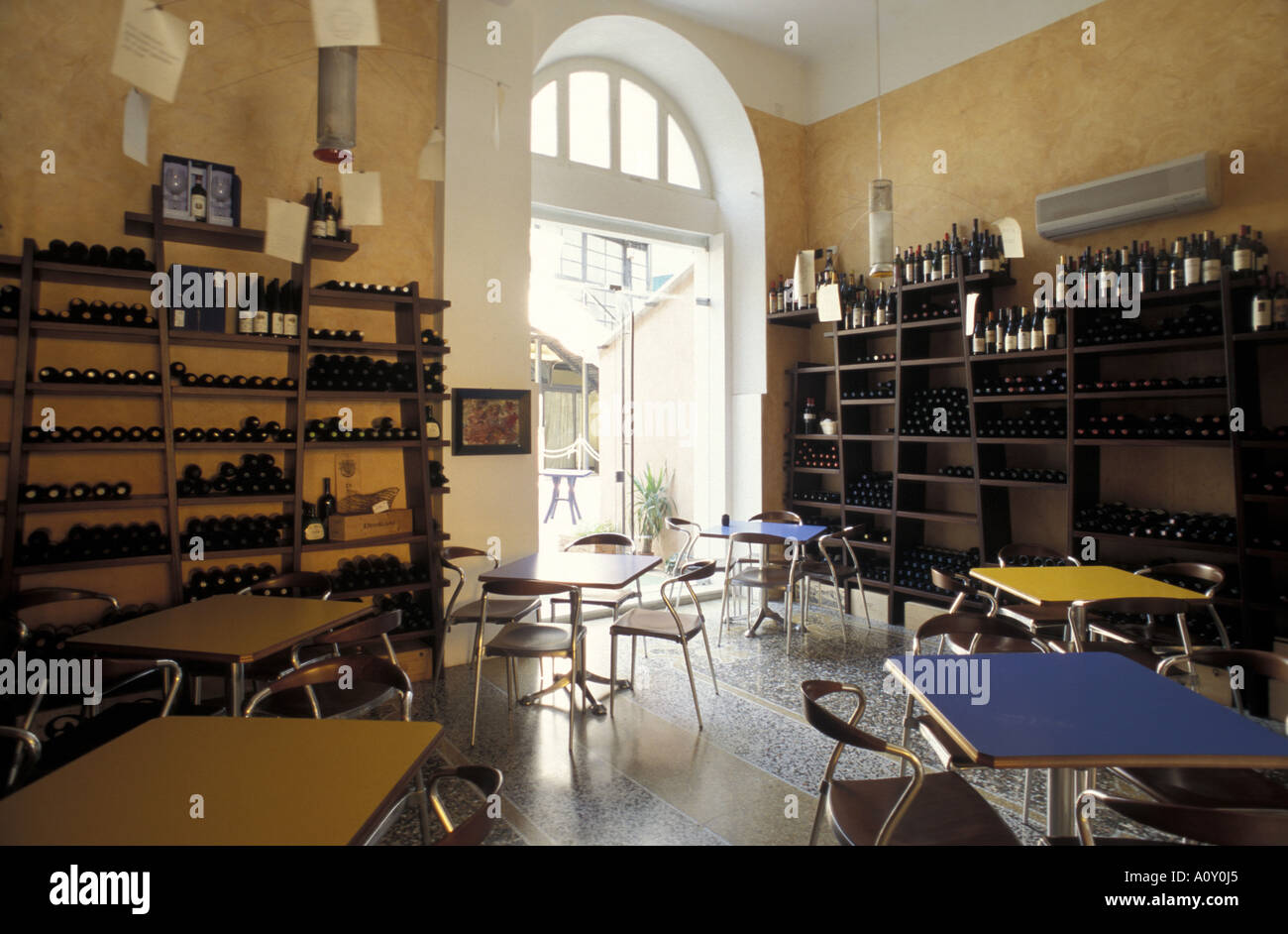 Vignoble d'Italie wine shop Savona Ligury Italia Foto de stock