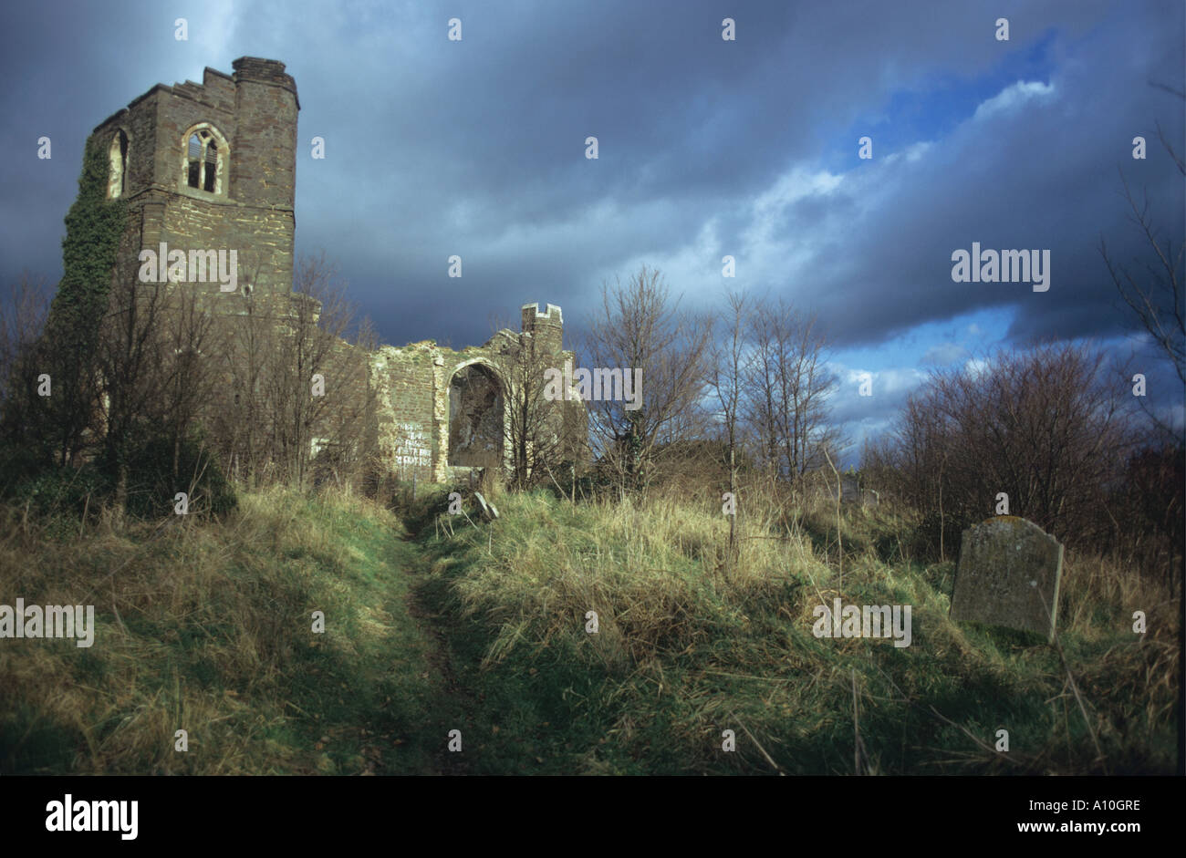 Ruinas de la iglesia en una colina por encima de Ampthill Clophill East Bedfordshire pintadas en las paredes y la profanación de tumbas Foto de stock