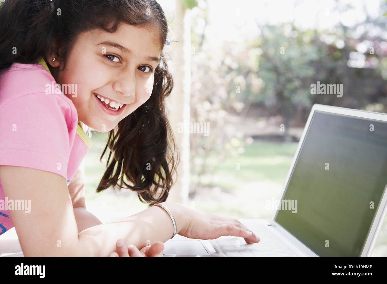 Retrato de una niña con un portátil Foto de stock