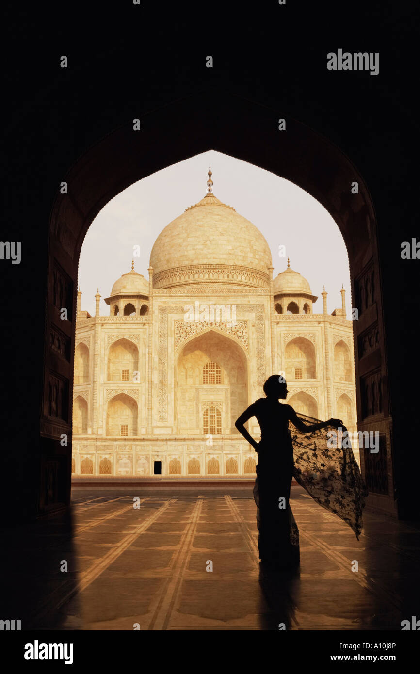 Silueta de una mujer delante de un mausoleo, Taj Mahal, Agra, Uttar Pradesh, India Foto de stock