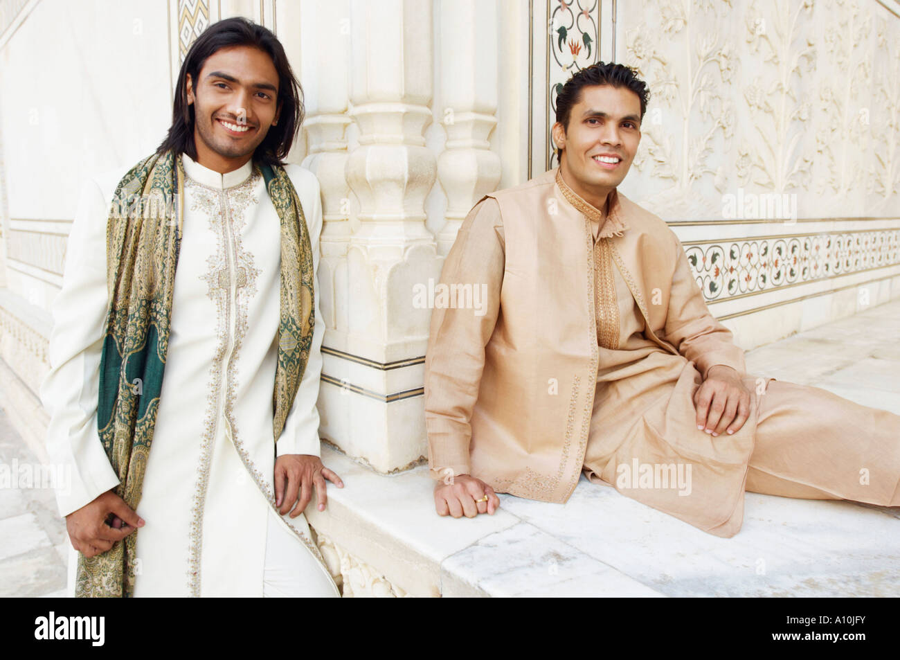 Retrato de dos jóvenes hombres sonrientes, Taj Mahal, Agra, Uttar Pradesh, India Foto de stock