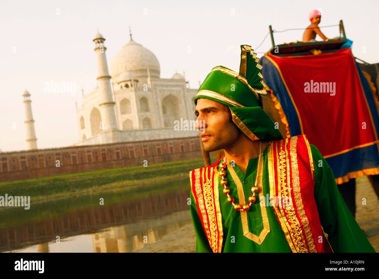 Close-up de un joven parado en la orilla, Taj Mahal, Agra, Uttar Pradesh, India Foto de stock