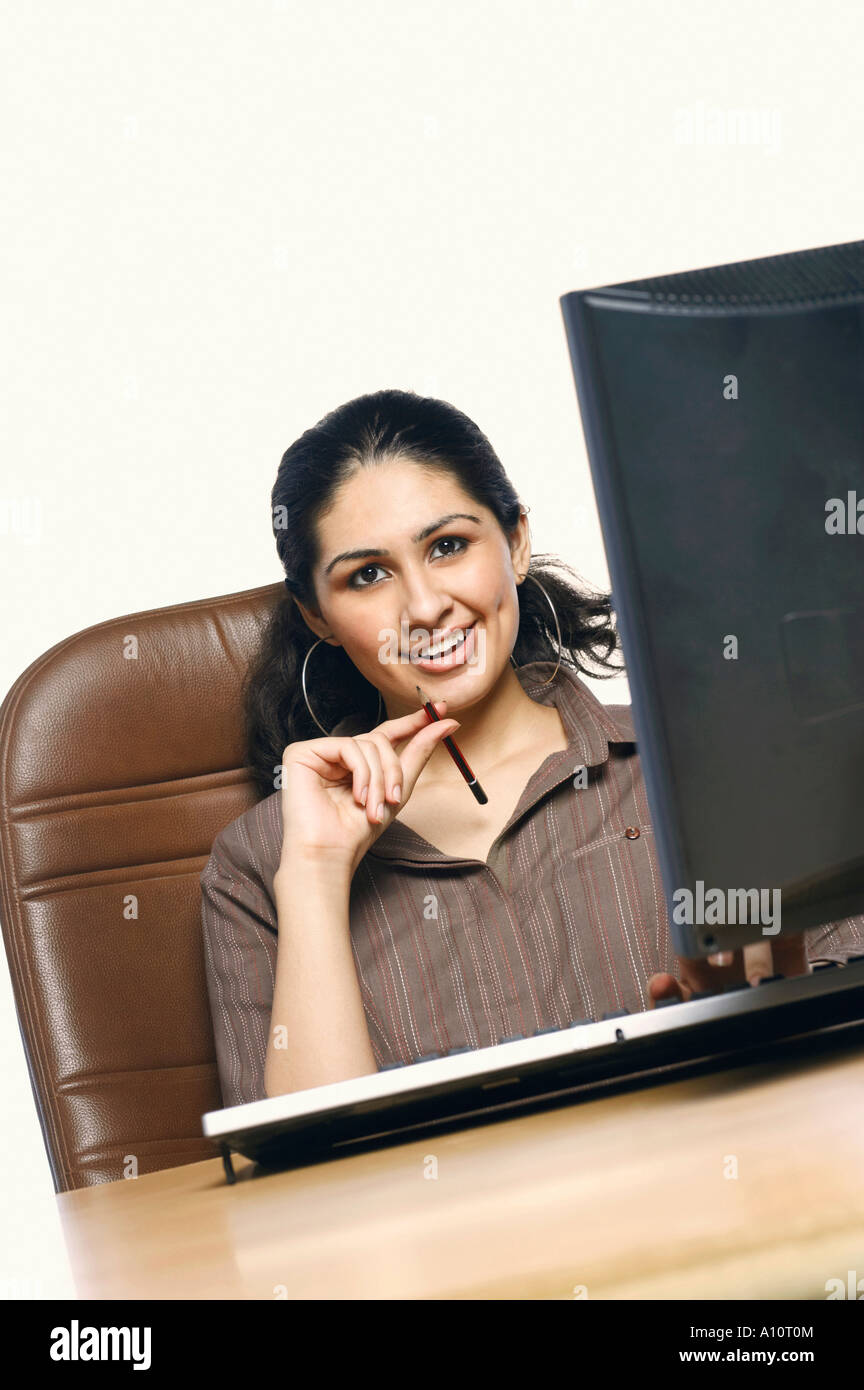 Retrato de una mujer de negocios utilizando un ordenador Foto de stock