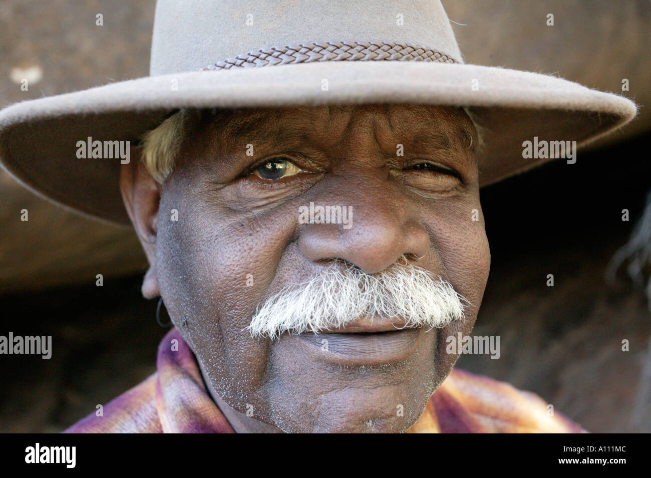 Elder, aborigen de Ayers Rock/Uluru, Los Anangu Pitjantjara patrias, South Australia Foto de stock