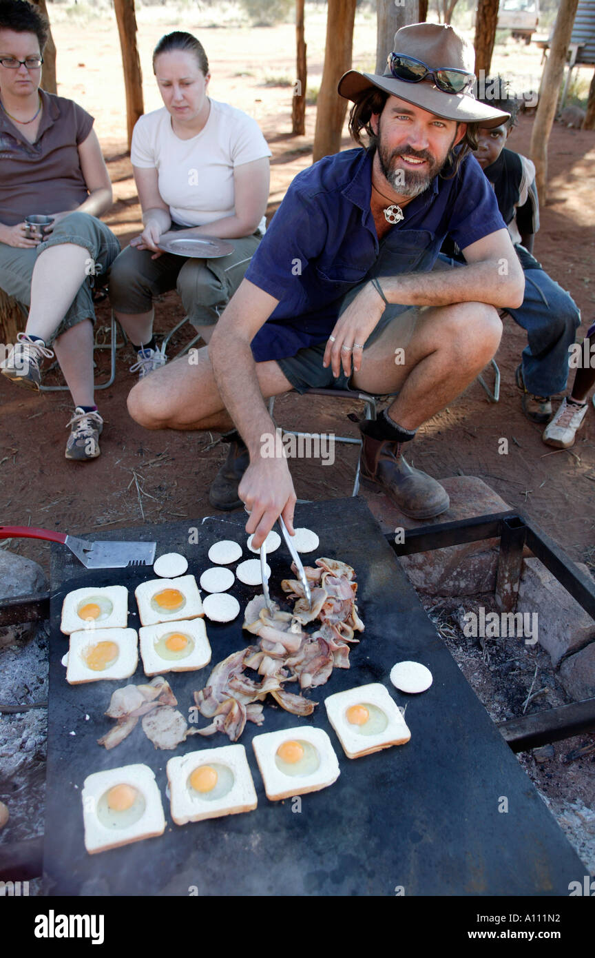 Un tour líder patatas bacon y huevos en incendios de matorrales, los Anangu Pitjantjara patria, Australia del Sur Foto de stock