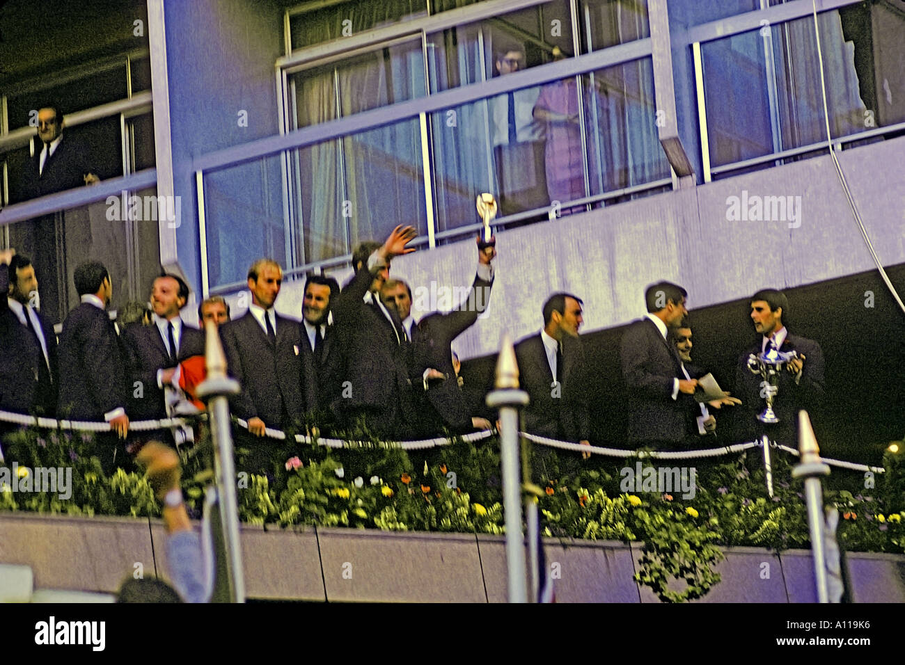 Bobby Moore, Capitán de Inglaterra el equipo de fútbol ganador de la Copa Mundial trofeo Jules Rimet mantiene a flote el 30 de julio de 1966 JMH0911 Foto de stock
