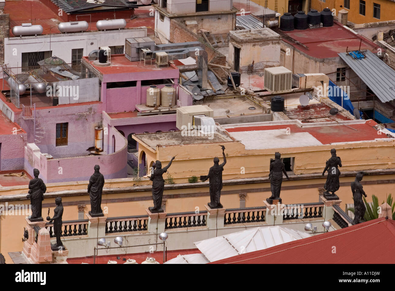 Musas griegas en la parte superior del frontón de teatro de Guanajuato (México). Les Muses Grecques du théâtre Juarez de Guanajuato (Mexique). Foto de stock