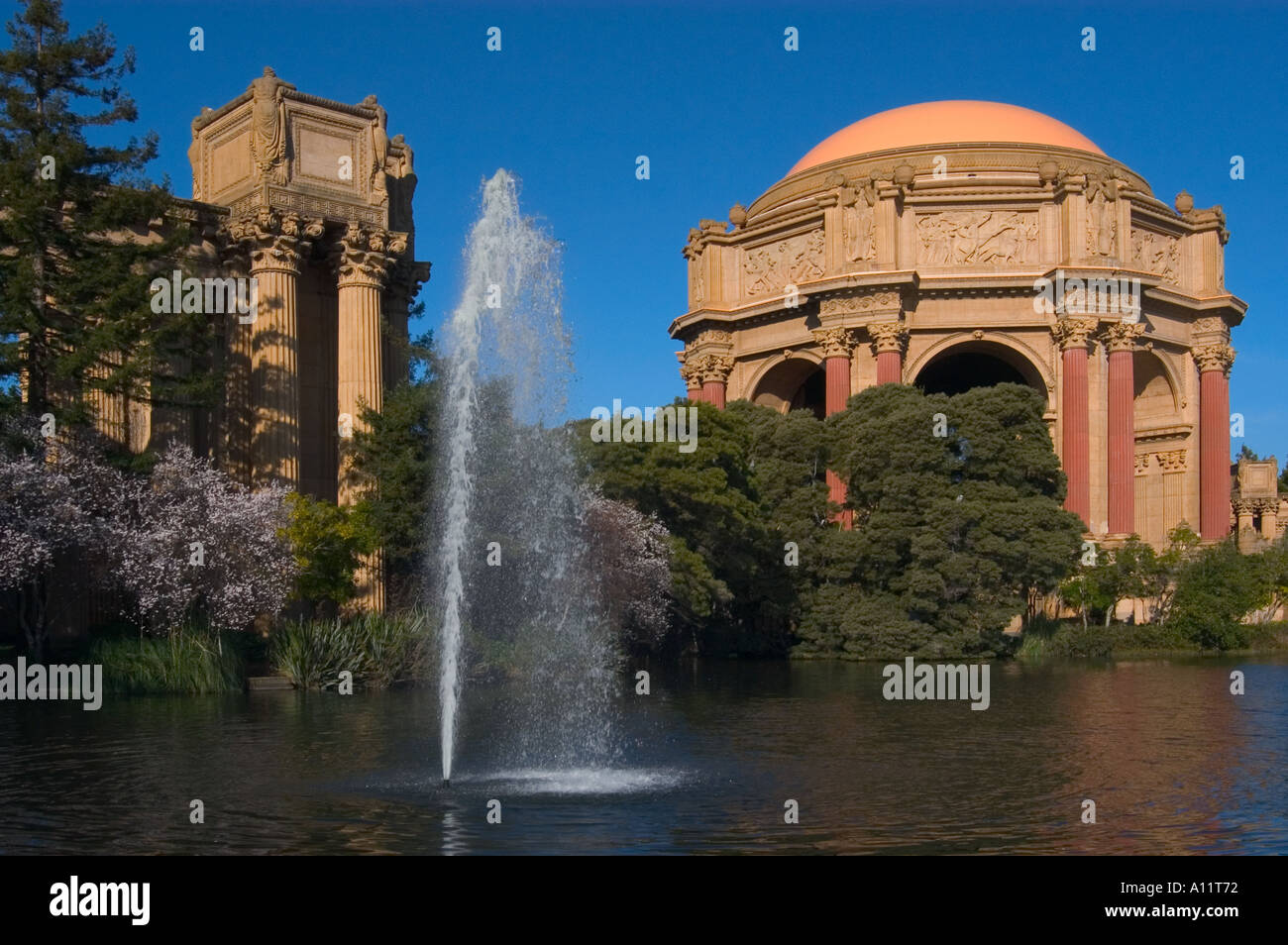 San Francisco, el Palacio de Bellas Artes con lago y fuente Foto de stock