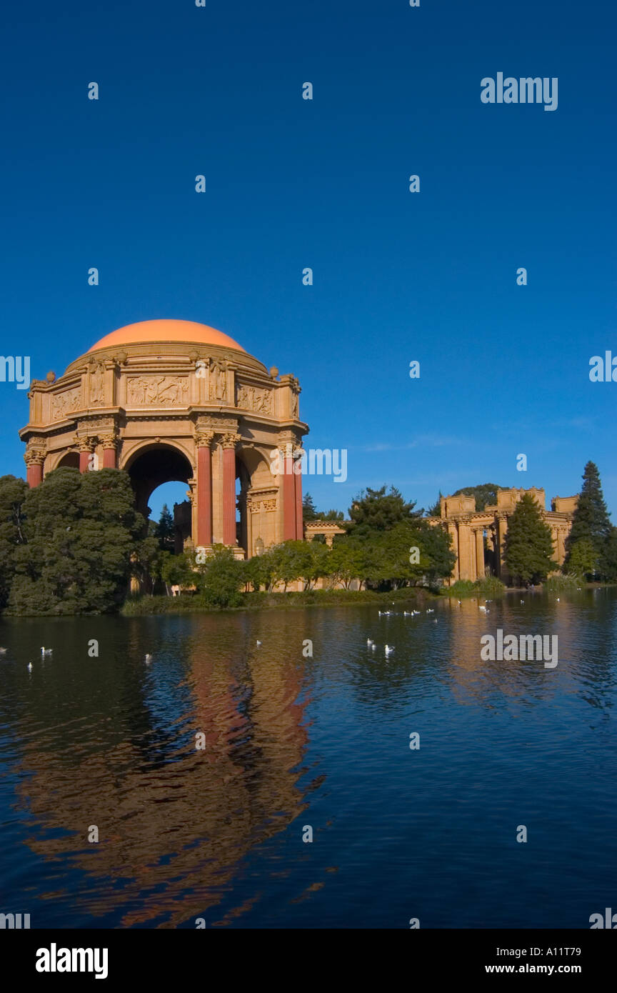 San Francisco, el Palacio de Bellas Artes con el lago Foto de stock