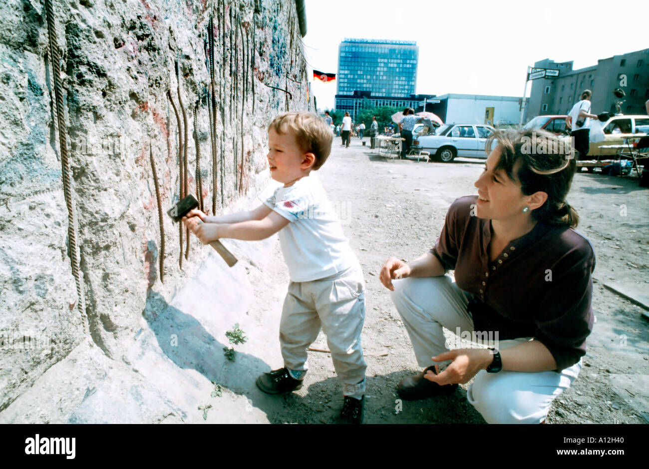 (G.D.R.) Berlín Alemania, Niño Madre Chipping en la pared de Berlín Madre y Niño fuera de Hammer Padre, fotos antiguas en alemán Foto de stock