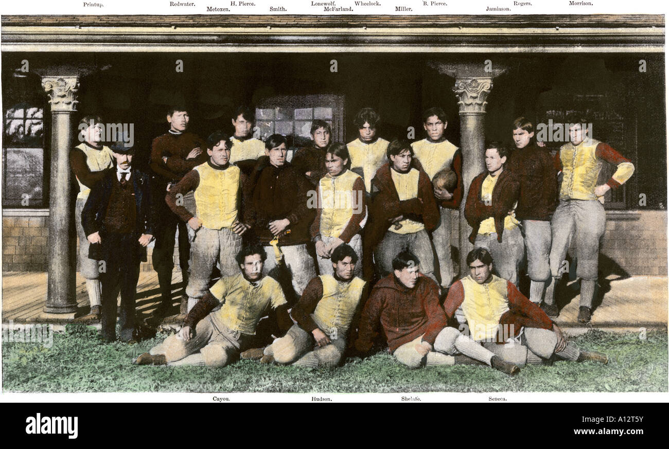 El equipo de fútbol de Carlisle Indian School en Carlisle, Pensilvania, 1890. Medias tintas coloreadas a mano de una fotografía Foto de stock