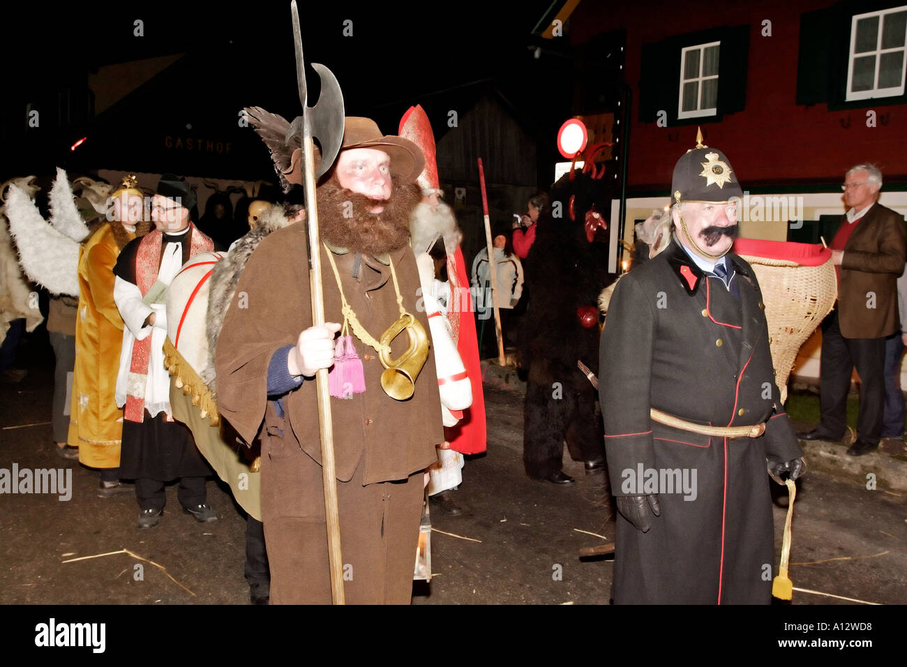 La tradicional mitterndorfer nikolausplay se celebra en la pequeña aldea de krungl estiria austria Foto de stock
