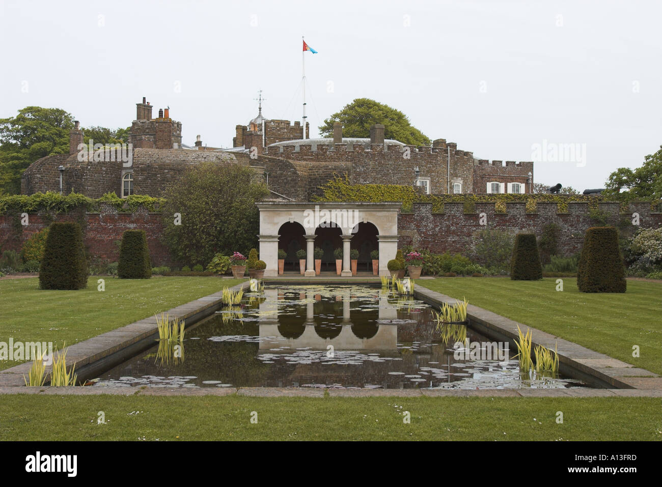Reina Isabel la Reina Madre s garden en Walmer Castle tratar Kent England Foto de stock