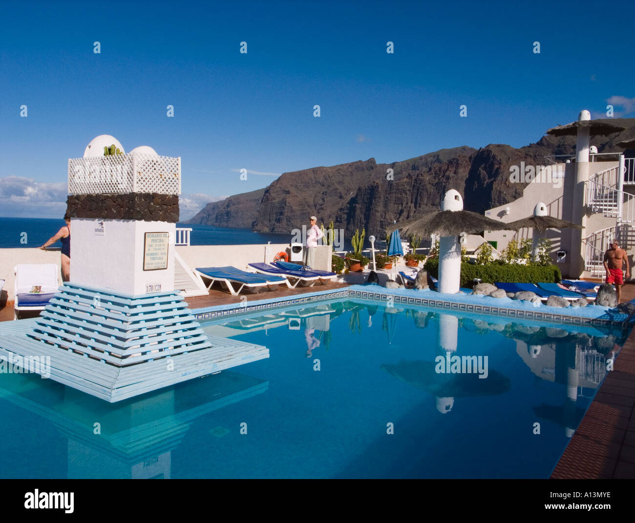 Vigilia Park complejo de multipropiedad Puerto Santiago Tenerife Canary  Islands piscina en diciembre Fotografía de stock - Alamy