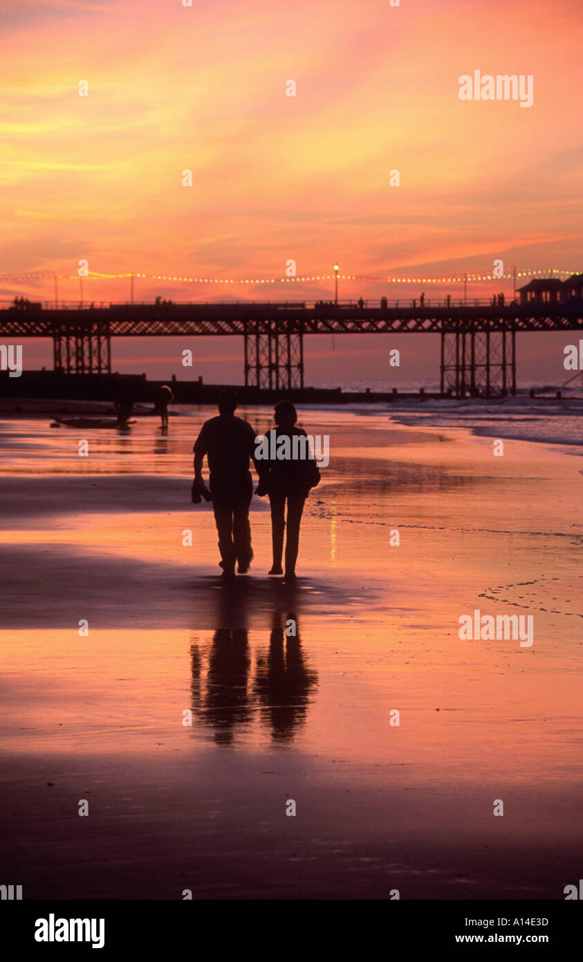 Silueta de pareja alejándose fotografías e imágenes de alta resolución