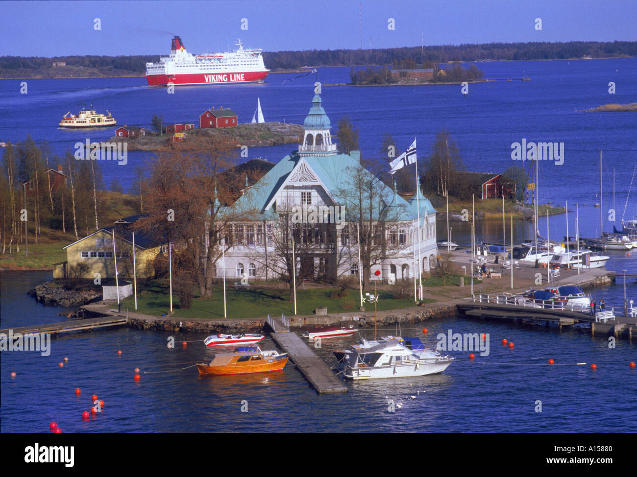El puerto de yates de Valkosaari y un ferry Viking Line en el fondo en Helsinki, Finlandia K Gillham Foto de stock
