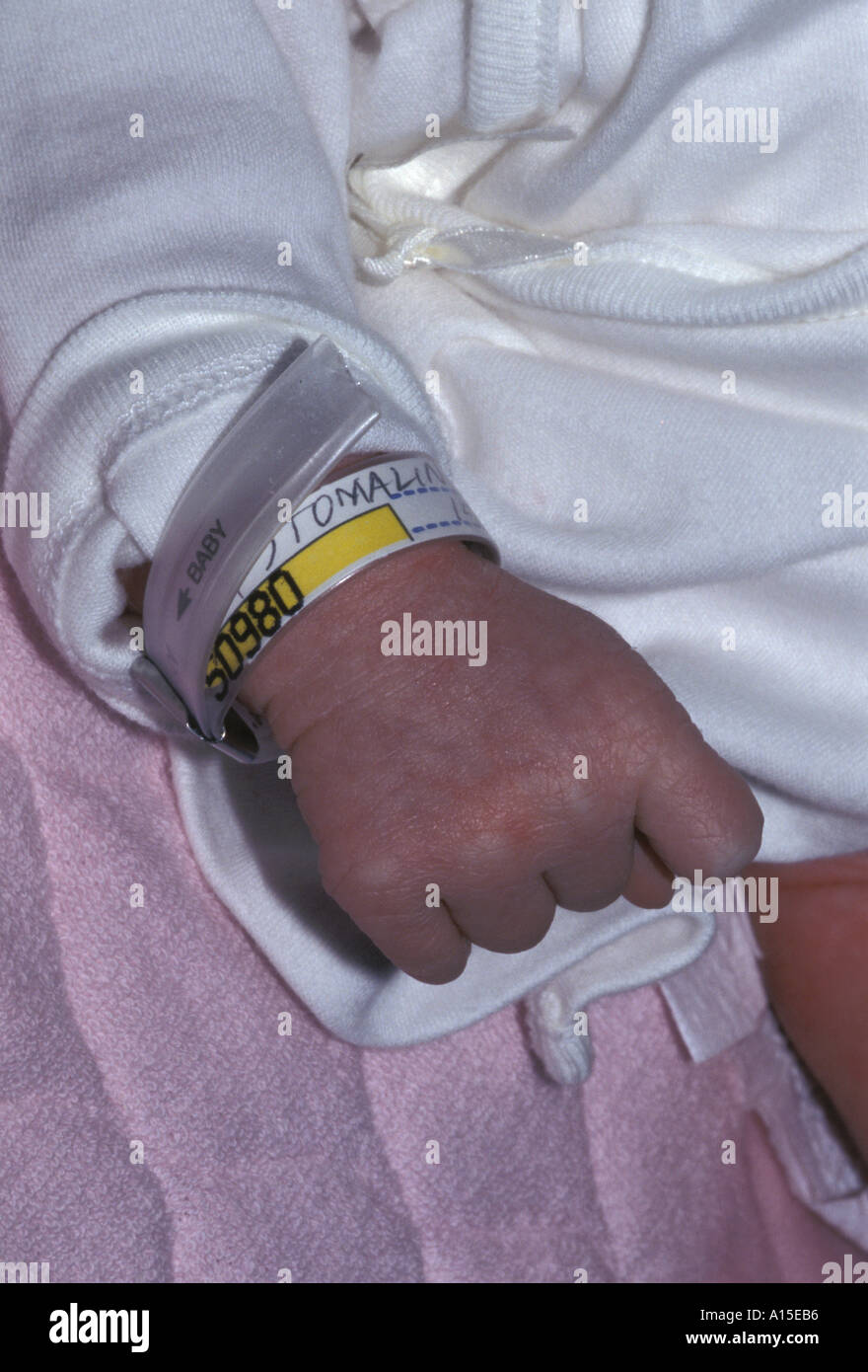 Brazalete de identificación del recién nacido MEDIAL Fotografía de stock -  Alamy