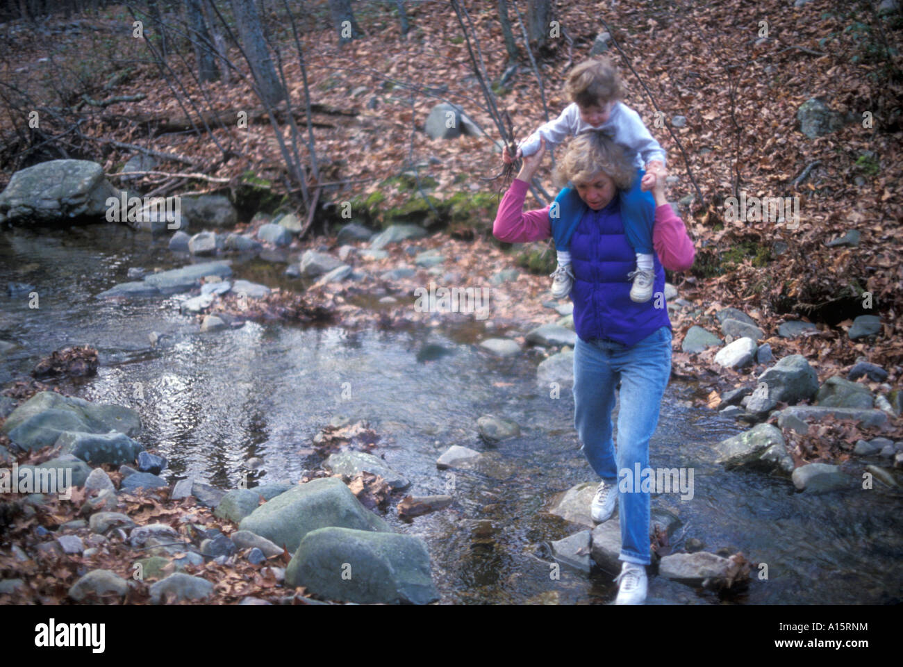 Madre e hija en Hiking Trail Fotografía de stock Alamy