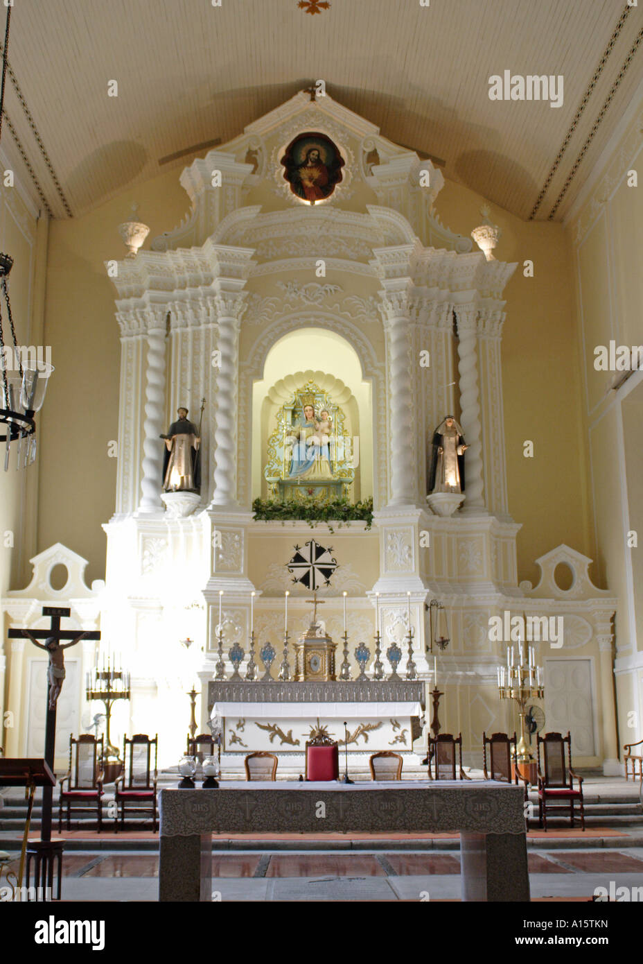 Altar dentro de la Iglesia de Santo Domingo en Macao Fotografía de