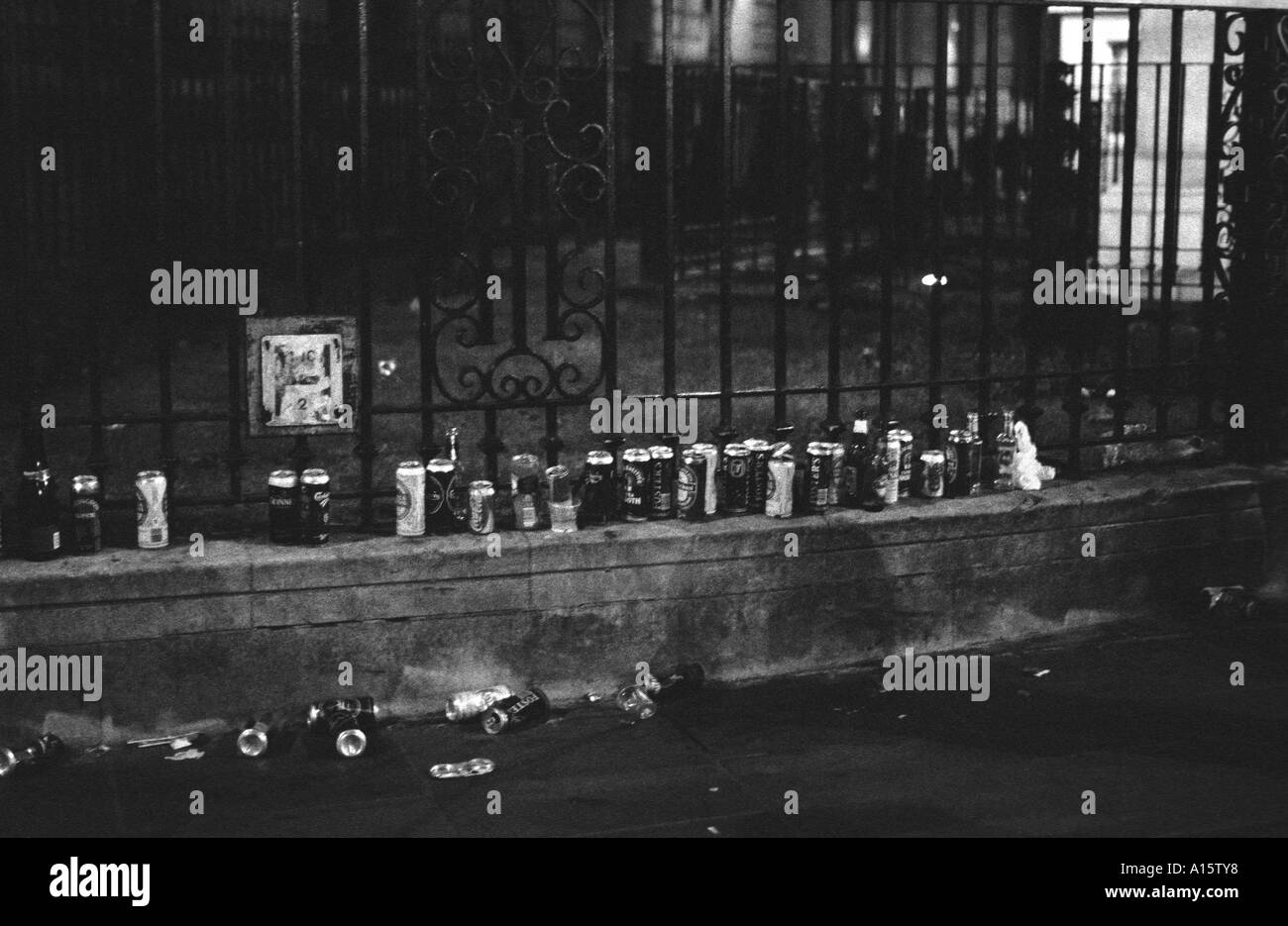 Latas vacías de cerveza en la calle en el centro de Londres, en la Víspera del Año Nuevo Foto de stock