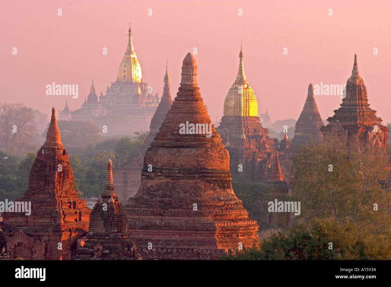 Templos de Bagan, Myanmar al amanecer Foto de stock